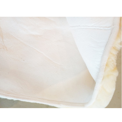 Medicinale schapenvacht in bed