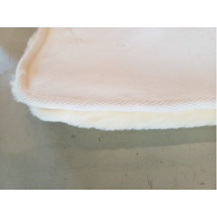 Medicinale schapenvacht in bed