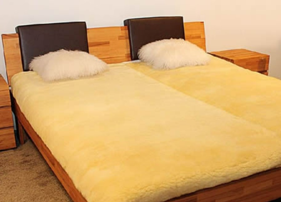 Medicinale schapenvacht in bed