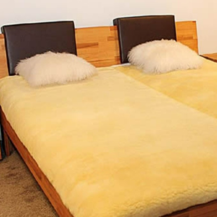 Medicinale schapenvacht in bed