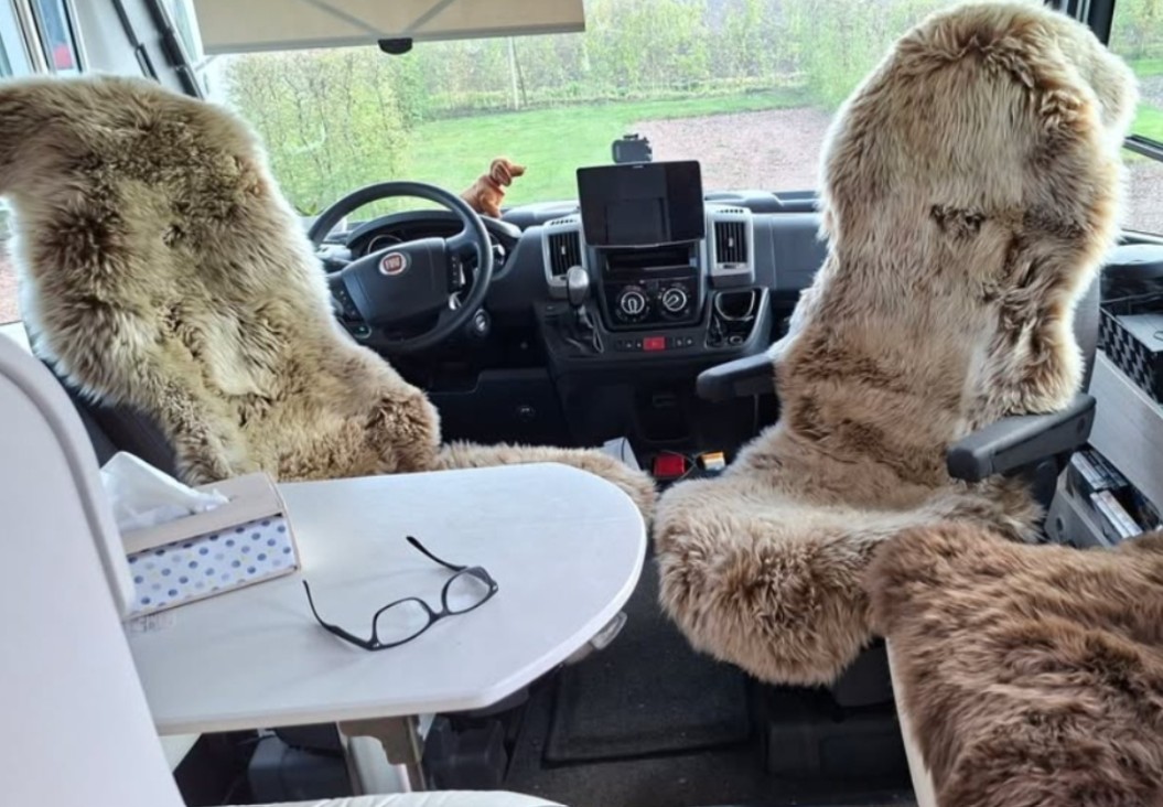 schapenvacht verkoelend in de camper