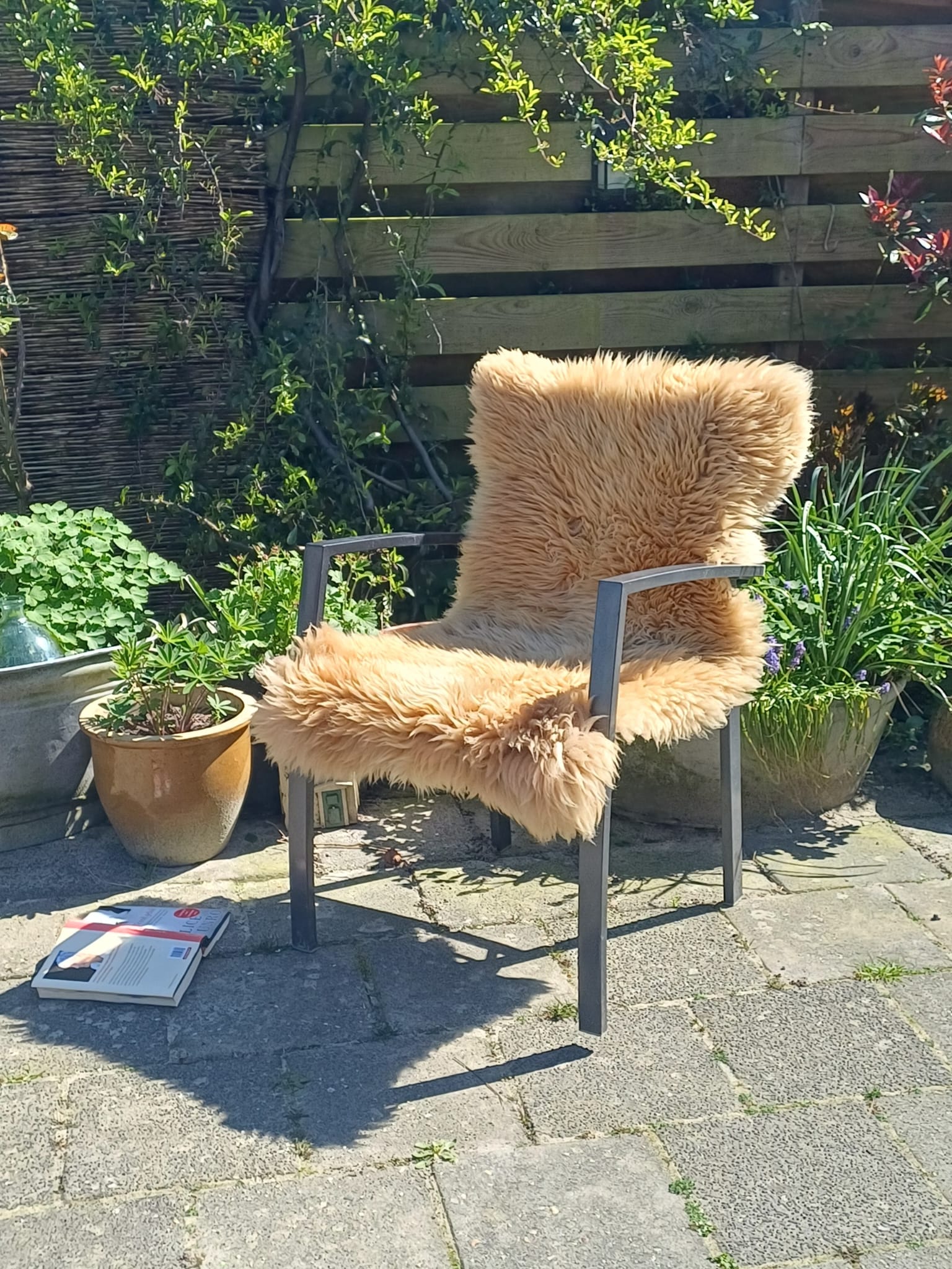 verkoelende schapenvacht in zomerse tuinstoel