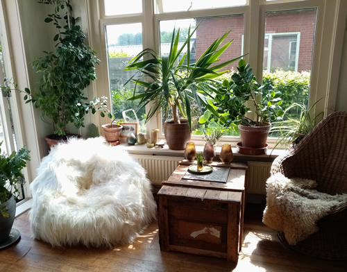 Witte zitzak van schapenvacht in woonkamer