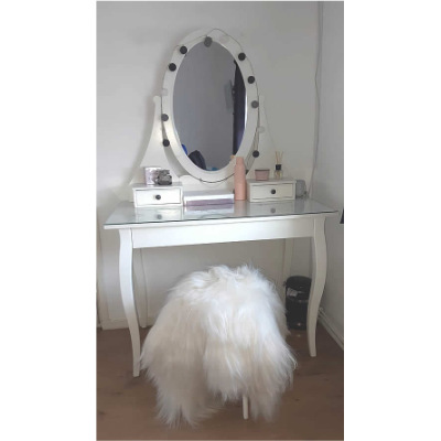 witte schapenvacht op krukje slaapkamer
